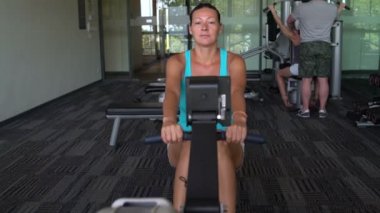 Kadın simülatörü kürek, spor salonunda yapıldı.