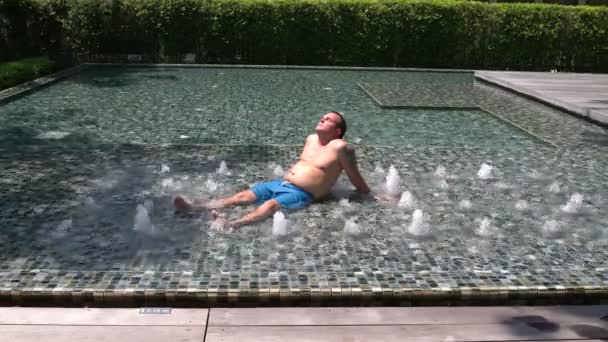 Egy ember sunbathes, a jacuzziban — Stock videók