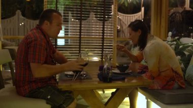 Kocanın karısı sit arkasında bir masada Restoran, kodes gözlük ve içki kırmızı şarap ile