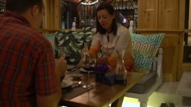 Bir çift bir restoranda yemek ve konuşmak masadaki