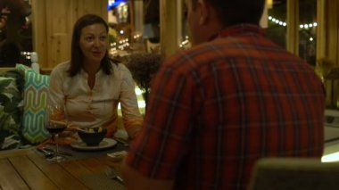 Karı koca oturma restoran bir masada yemek