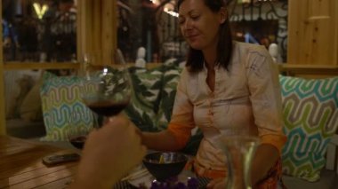 Kız cam ve içme kırmızı şarap Restoran, chokaetsja yiyor