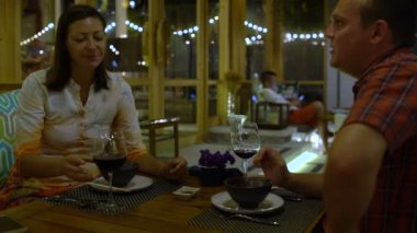 Kocanın karısı kodes gözlük ve Japon bir restoranda içki kırmızı şarap ile
