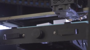 Bekçi eylem tıbbi laboratuvar içinde 3d printerlere harcama maddeler