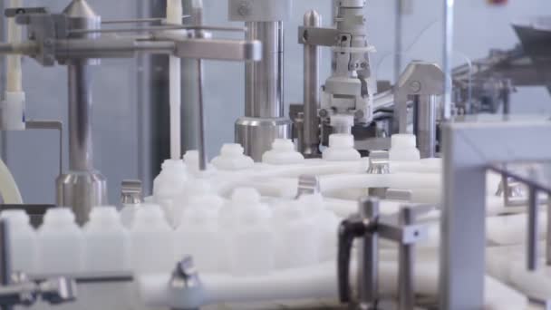 The machine spins the caps on the bottles — Stock Video