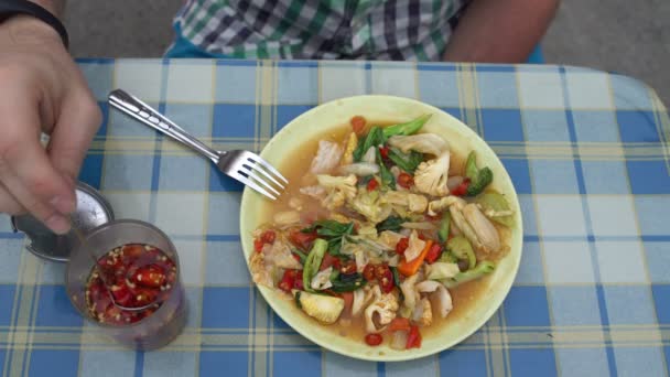 Comida callejera. Verduras guisadas regadas para hombre con salsa de soja y chiles — Vídeo de stock