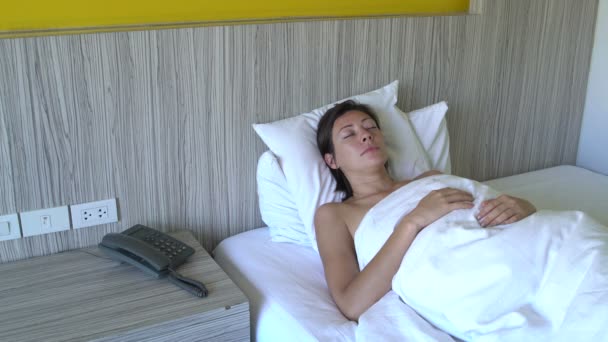 Kadın otelde yatakta uyuyor — Stok video