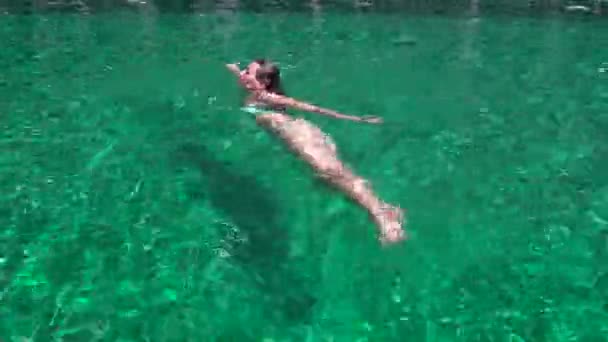 Kobieta w kostiumie kąpielowym jest skąpane w basenie — Wideo stockowe