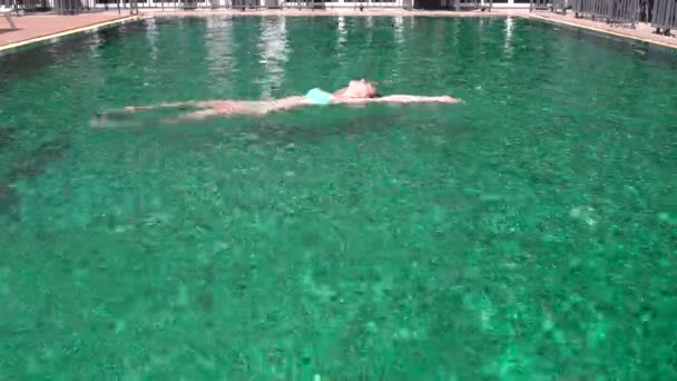 Femme Couchée Sur Dos Dans Piscine — Video