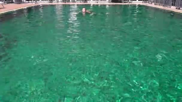 Mulher nada na piscina ao ar livre — Vídeo de Stock