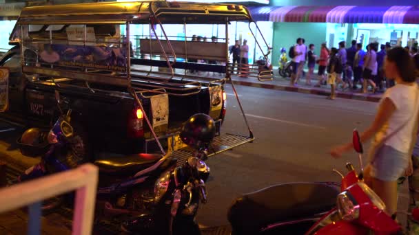 Женщина сидит в тайском такси — стоковое видео