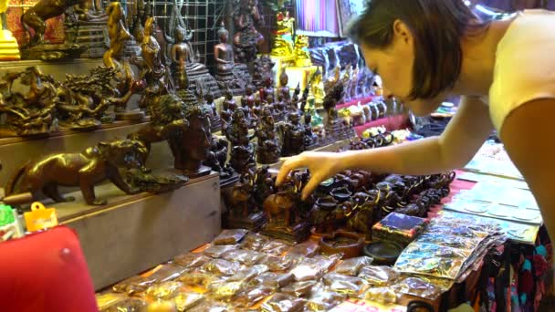 Woman statue of an elephant in a souvenir shop — Stock Video