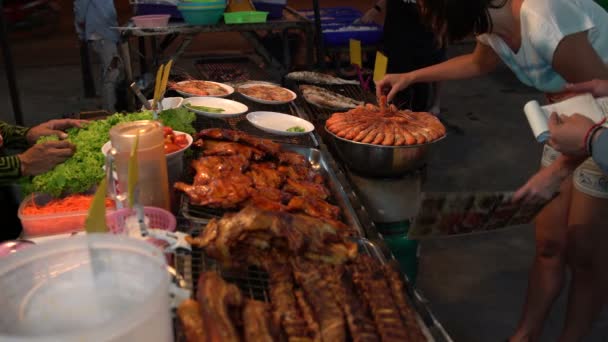 Vrouw Kiest Koninklijke Garnalen Teller Met Zeevruchten Thai Street Food — Stockvideo