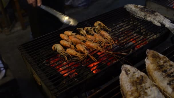 Langostinos fritos en la parrilla — Vídeo de stock