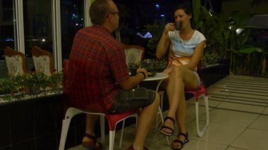 Otel lobisinde masada oturan ve bisküvi ile kahve içme adam kadın