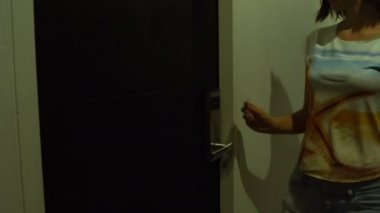 Kadın otel odanın kapısını yaklaşımlar, anahtar kart geçerlidir ve oda girer