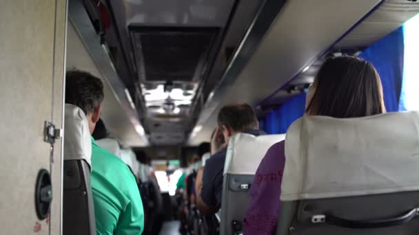 Οι επιβάτες πηγαίνουν με λεωφορείο. Μια γυναίκα ανεβαίνει από την έδρα της πάνε στην τουαλέτα — Αρχείο Βίντεο