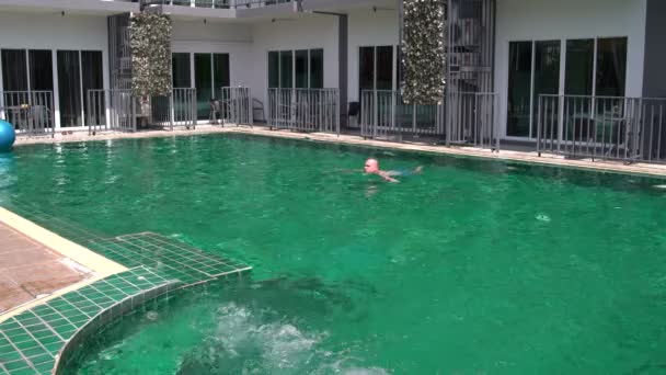 Στην πισίνα στο ξενοδοχείο άνδρας κολυμπάει — Αρχείο Βίντεο