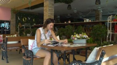 Bir kadın için restoran olarak döndürür