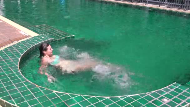 Frau entspannt sich im Whirlpool im Freien — Stockvideo