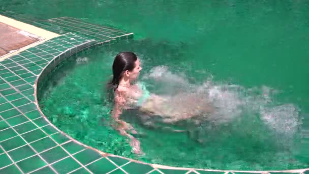 Eine Frau im Whirlpool im Freien — Stockvideo