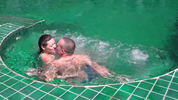 Ένας άνδρας και γυναίκα φιλί στο τζακούζι — Αρχείο Βίντεο