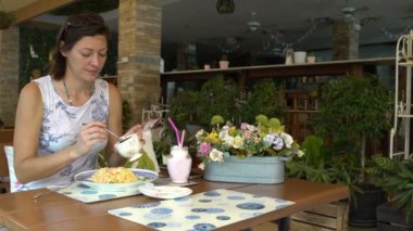 Bir kadın bir restoranda bir masada oturuyor, khao phat üzerinde keskin bir sos biber ile dökülen ve yiyor