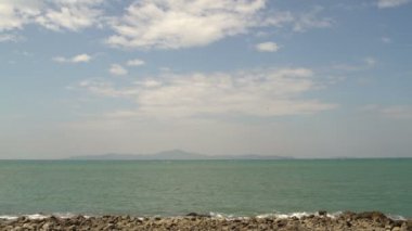 Manzara. Gökyüzü bulutlu. Ufuk. Denizin Dağları arka planda. Taşlı beach