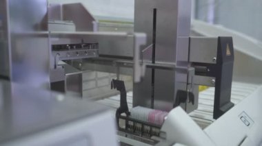 Mikrobiyolojik hazırlıkları boyama için aygıt