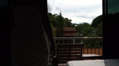 Otel odasında balkona bir havlu bir kadında söner