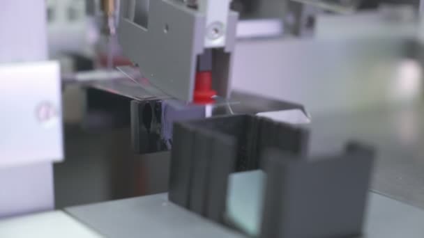 De medische apparatuur werkt met objectieve en dekking dia's voor een microscoop. Deel 2 — Stockvideo