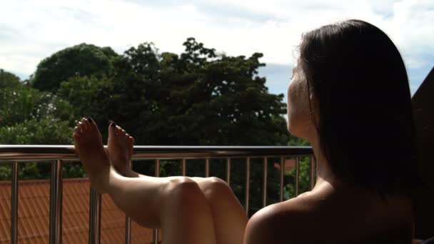 En kvinna Solar på balkongen hotel — Stockvideo