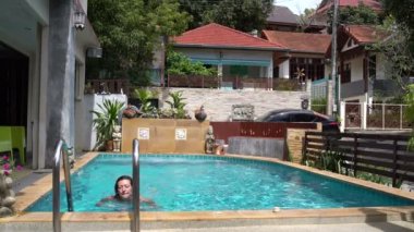 Havuzdan bir kadın geliyor