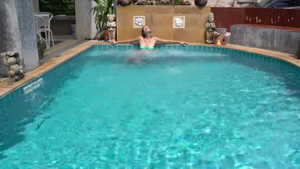 Kvinna i baddräkt slappnar i bubbelpool — Stockvideo