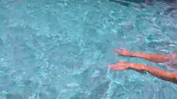 Жінка плаває в басейні — стокове відео