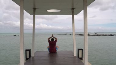 Adam deniz kenarında meditasyonda yapan