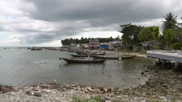 Рыбацкая деревня с лодками на берегу моря — стоковое видео