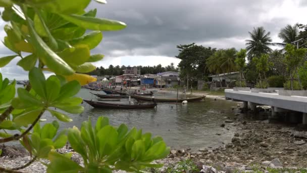 Vista de un pueblo pesquero con barcos en la playa — Vídeos de Stock