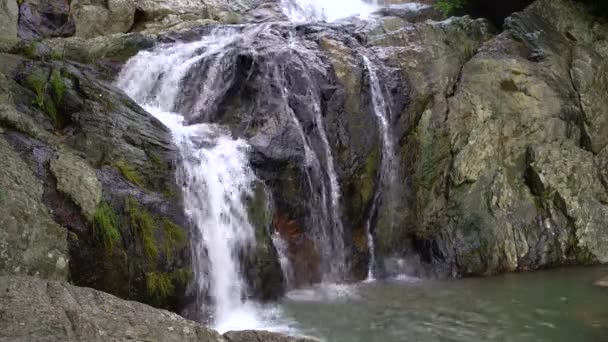 Het meer aan de voet van de waterval — Stockvideo