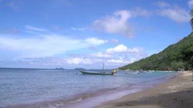 Yalı. Dağların ortasında dalgalar üzerinde tekne bobs