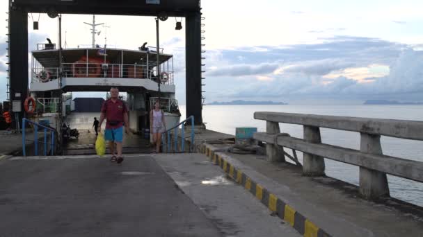 Mujer y hombre abandonan el ferry — Vídeo de stock