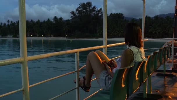 Femme Assise Sur Chaise Ferry — Video