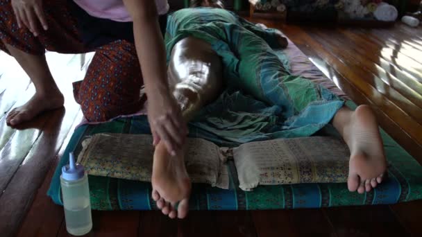 Thaise voetmassage met olie — Stockvideo