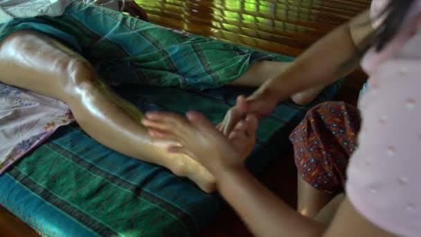 女按摩师揉脚女人 — 图库视频影像