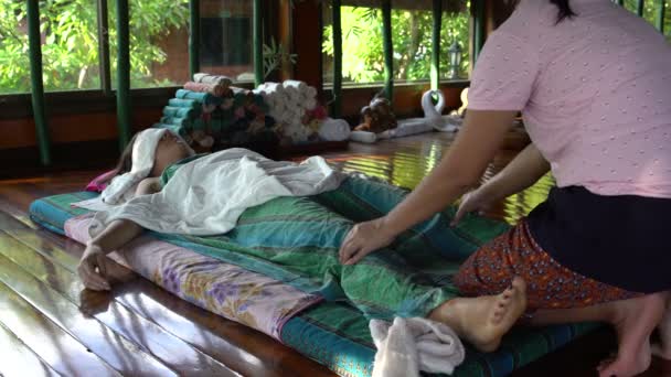 Masaje tradicional tailandés para pies — Vídeos de Stock