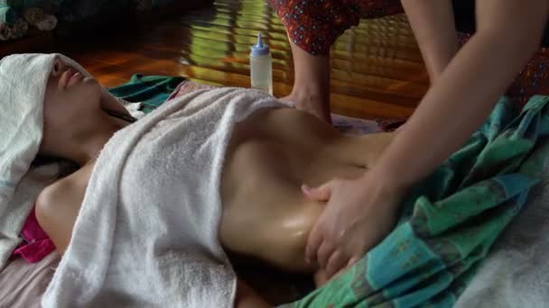 Thailändsk massage av buken av en kvinna — Stockvideo