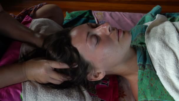 Тайський масаж голови жіноче — стокове відео