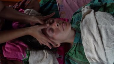 Masöz bir kadının yüz masajları, kırışıklıkları düzeltir. Tay yüz Masaj.