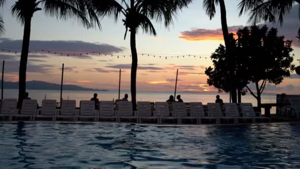 Un homme nage et plonge dans la piscine contre le coucher du soleil — Video