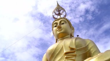 Kaplan üst kısmında Buda heykeli Altın Mağara Tapınağı